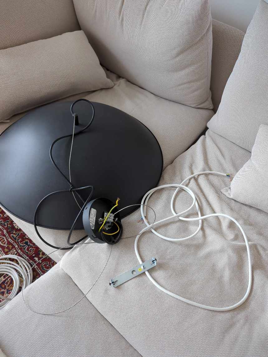 Opsætning af 3 lamper og 2 sæt gardiner.