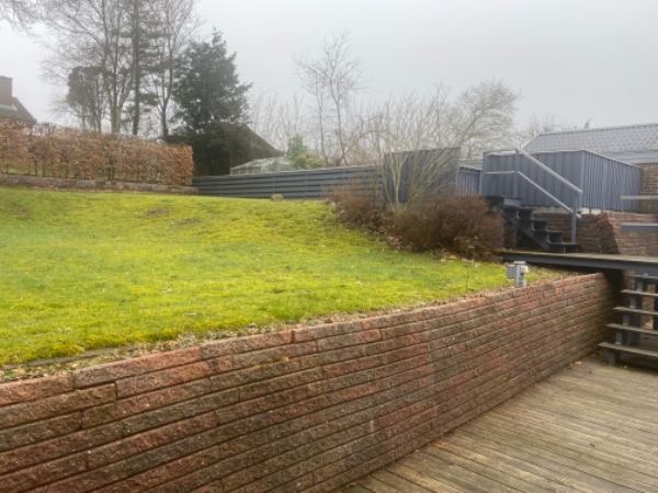 Vertikalskæring af græsplæne (ca 225 kvm) incl bortskaffelse af affald!