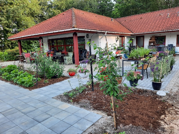 Husmur males udvendigt med hvid Skalcem el.lign. Træværk males med rød træmaling, oliebasis.