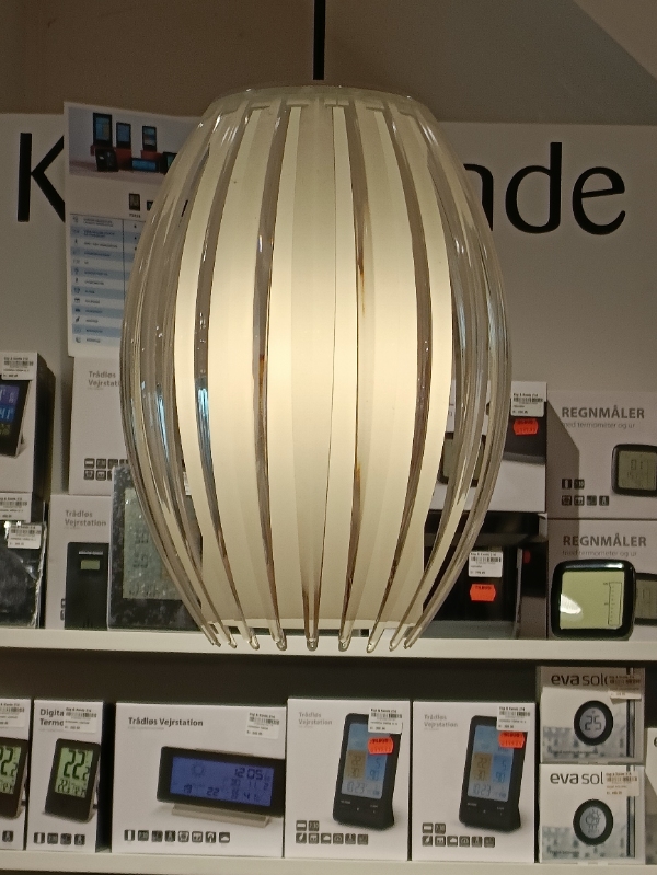 Ophængning af 3 lamper i loft og 3 guitarholdere og 2 malerier i væg. Nybyg med betonloft og væg.