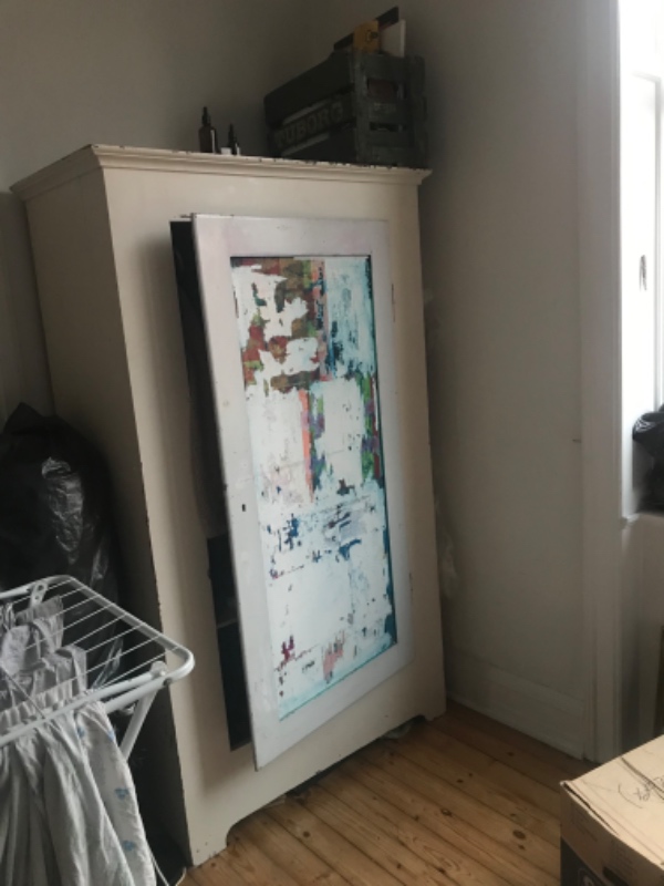 Skab skal bæres ned fra 3 sal