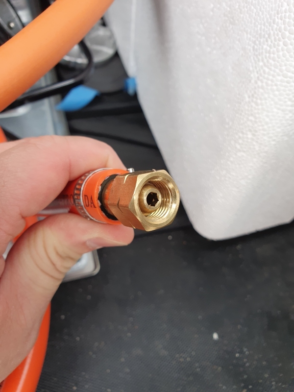 Montering af gasslange på gasblus