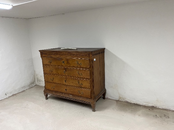 Flytning af drag kiste og mahognikommode fra et kælderrum til et andet lige ved siden af og afhentning af defekt vaskemaskine