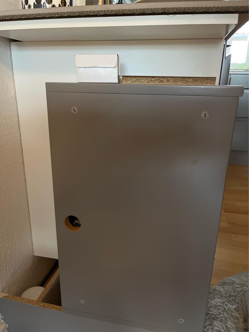 Tilskæring og opsætning af akustikplade på enden af lavt køkkenskab. Samt påsætning af inddækning over ovn.