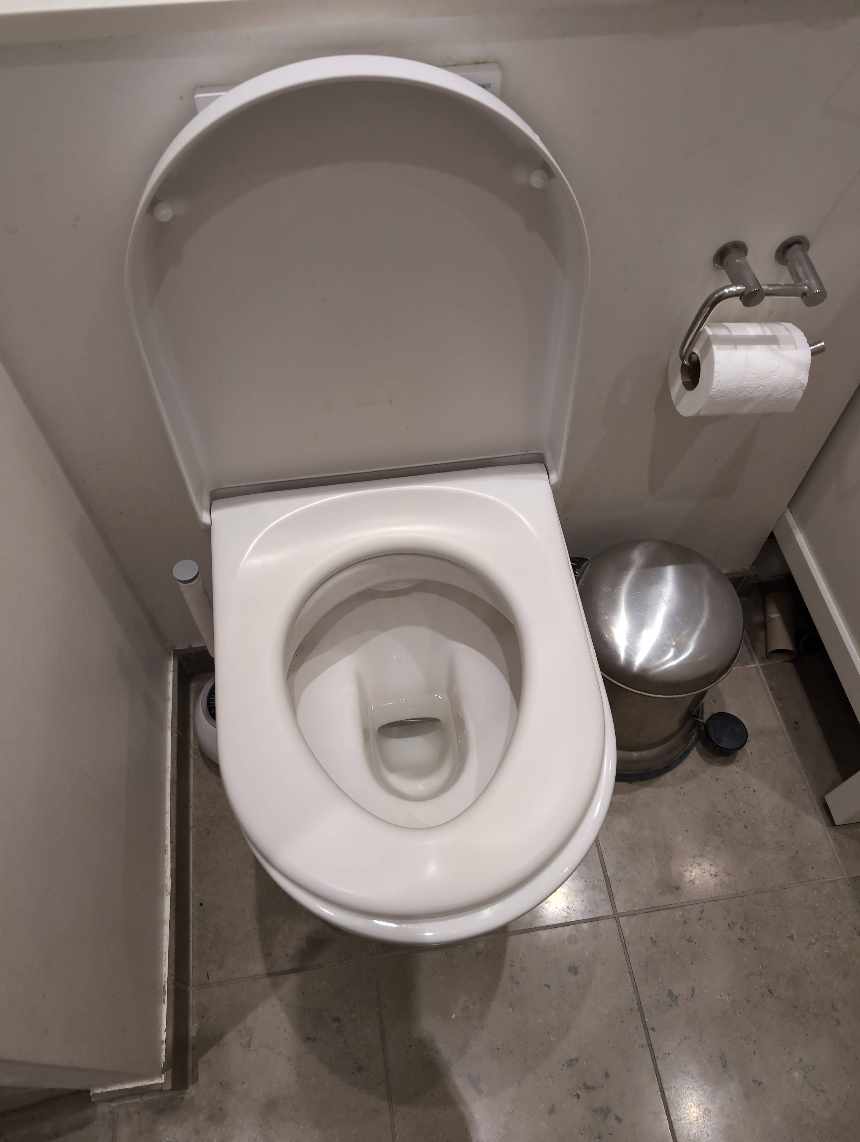 Vi skal have skiftet en håndvask på toilettet, skiftet toiletbrættet, skiftet armatur i køkken
