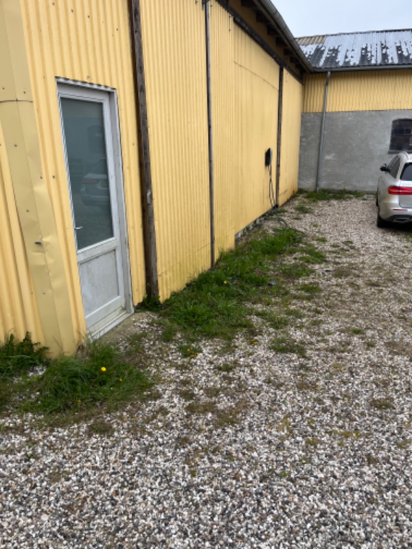 fjernet ukrudt på gårdsplads.