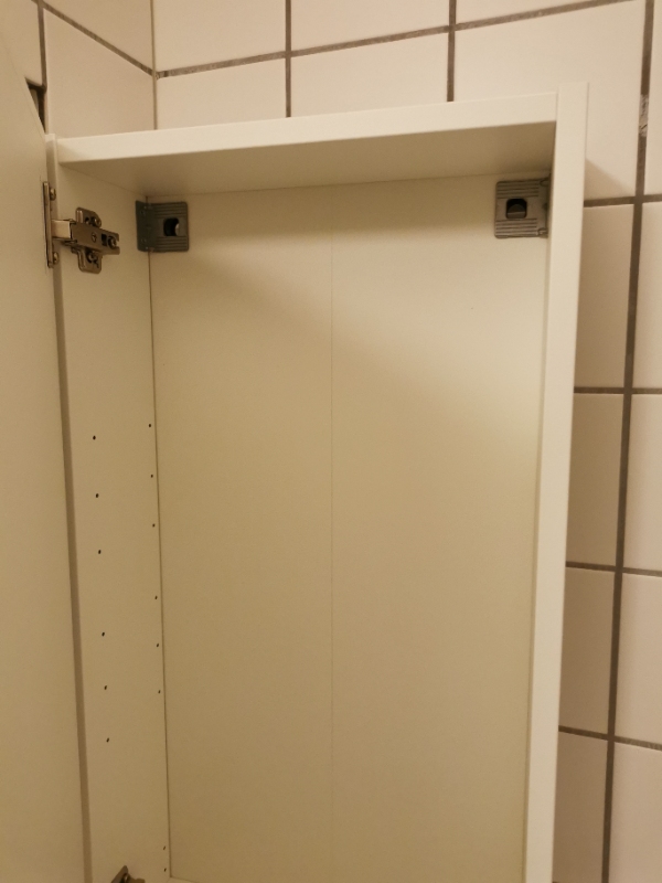 Ophængning af 2 skabe på badeværel. Ophængning af billede i stue.