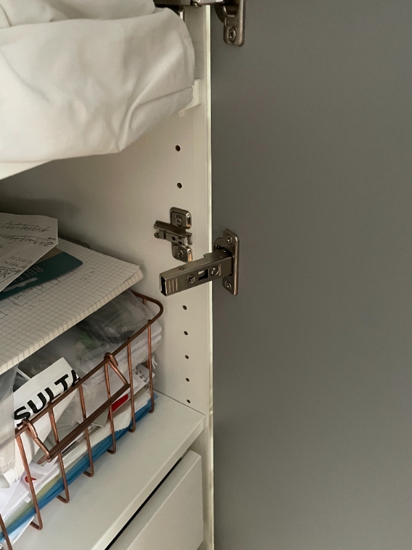 - Tilpasning af skab til nyt vinkøleskab plus en masse andet