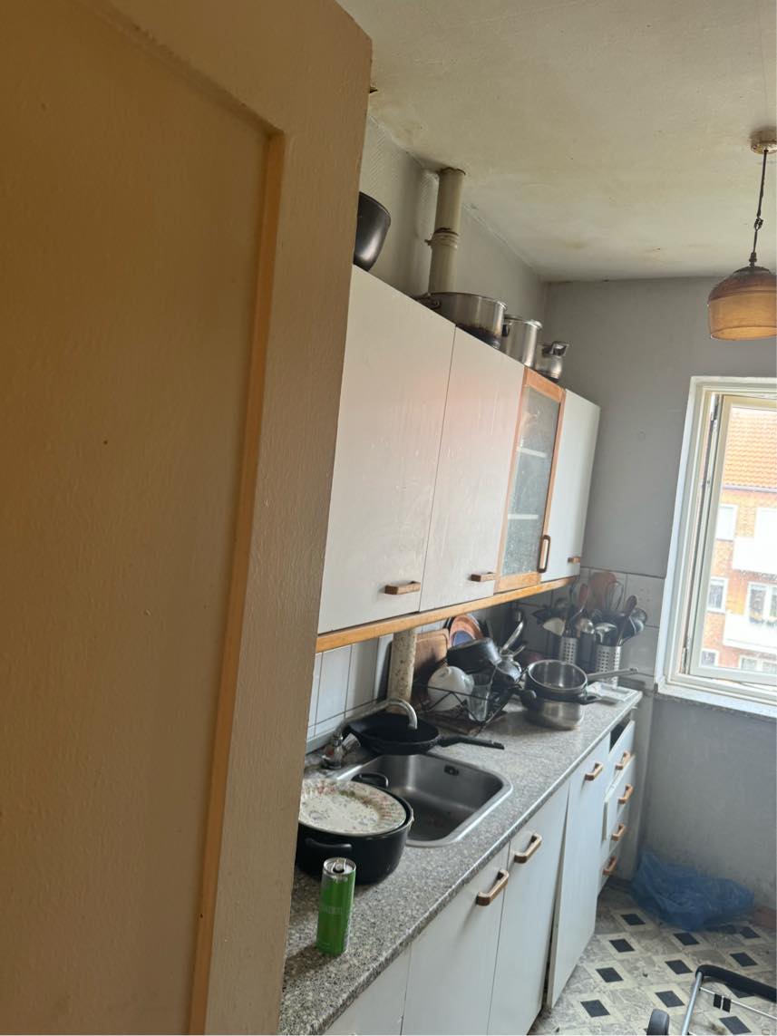 Jeg søger tilbud på nedrivning af køkken samt medtagning af affald + et skab som er skilt ad og smides ud.