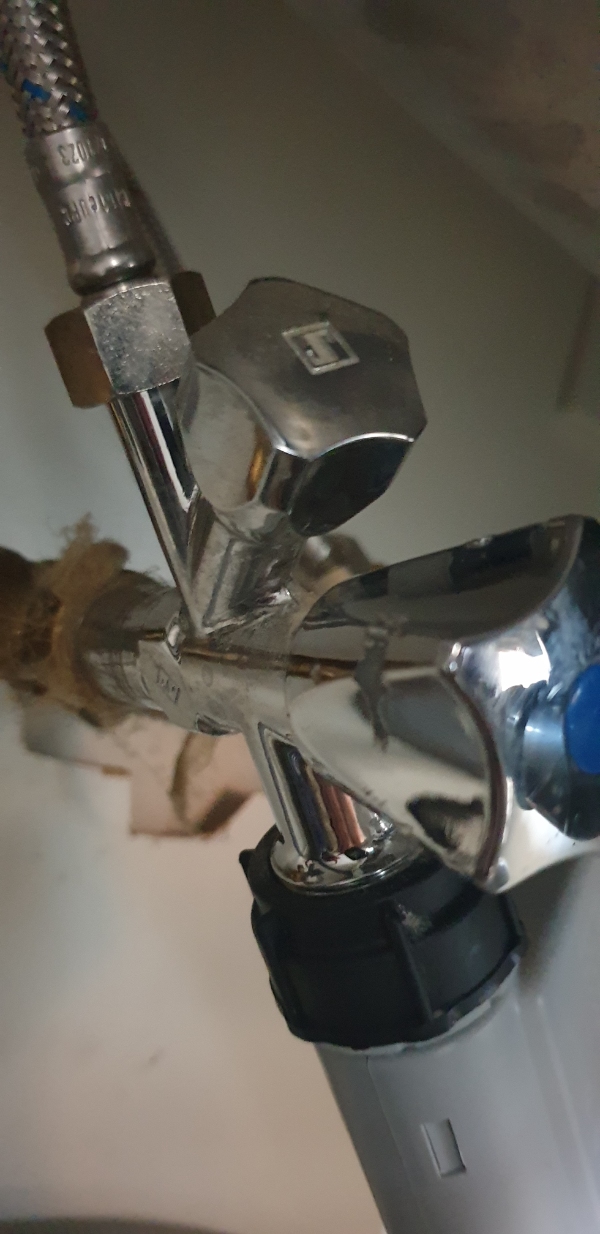 Udskift dobbelt stopventil under køkkenvask til opvaskemaskine