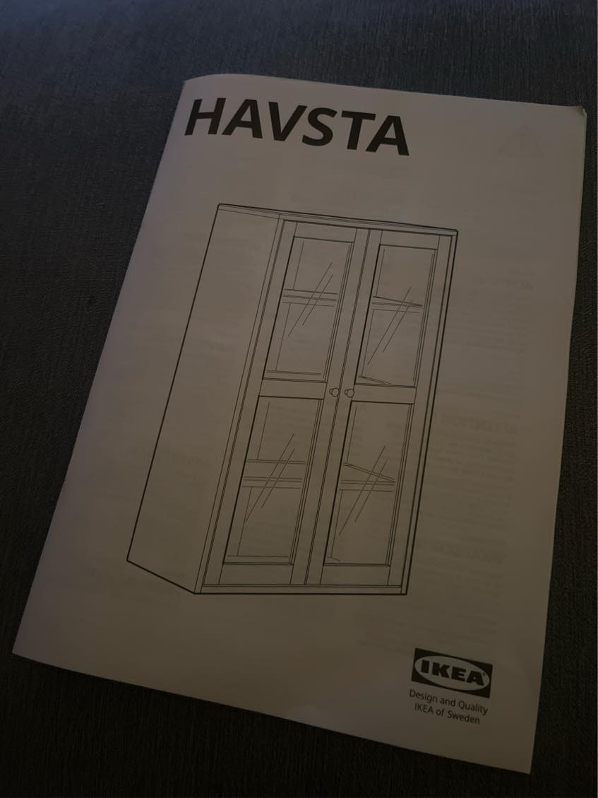 Hjælp til at samle Ikea Havsta vitrineskab