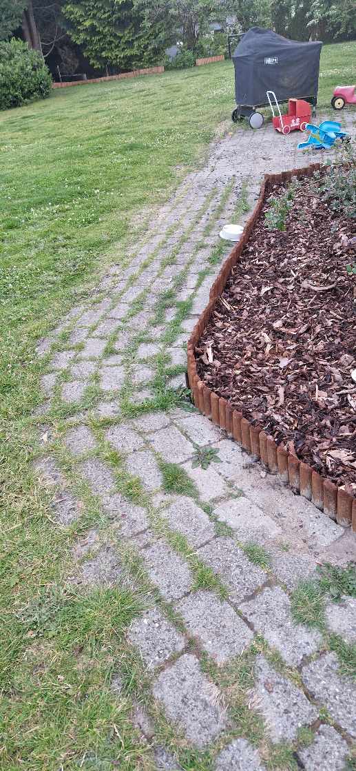 Ordnet fjernet græs på og langs flisegang