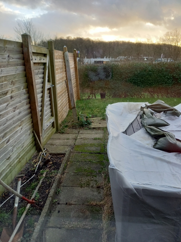 Terrasse, fjernelse af hæk og opsætning af hegn
