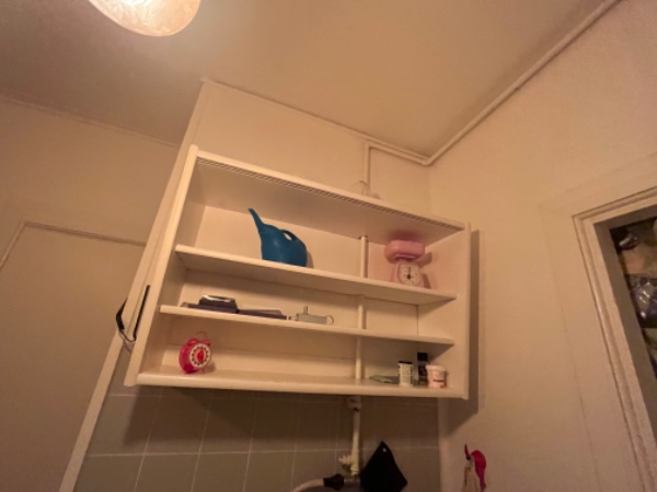 Fjernet en plade foran en ventilation højt på væggen
