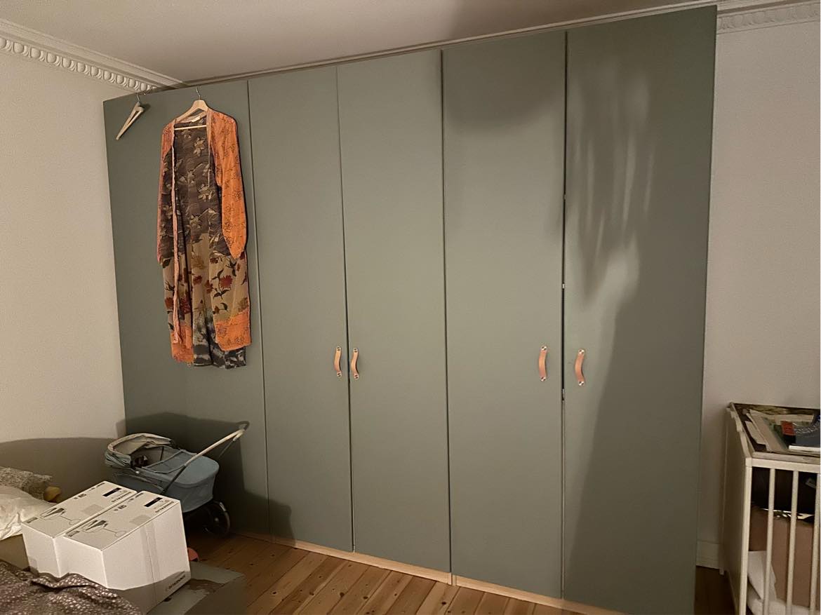 Fastgøre klædeskab til væg og sætte spejl og hylde op