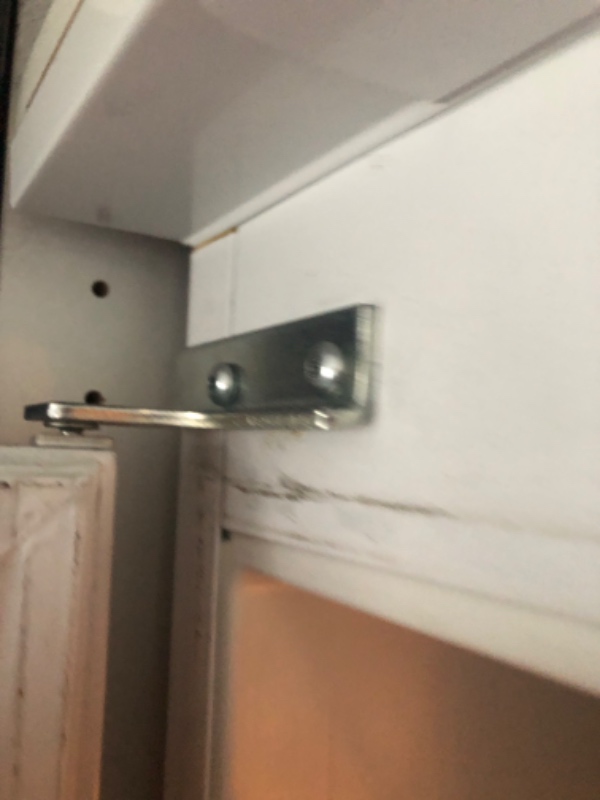 Lågen til mit indbyggede køleskab hænger og kan ikke justeres ved at skrue på skruerne i hængslet.