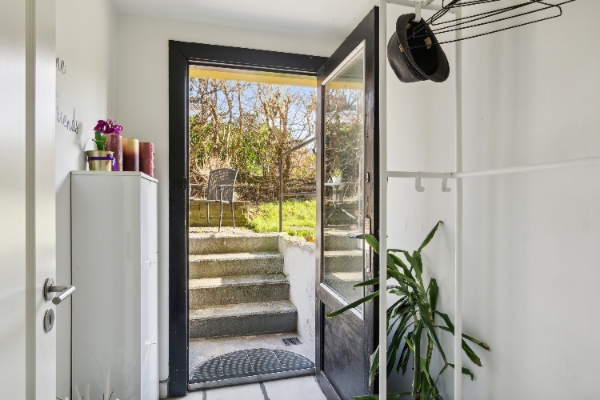 Jeg har en fugtig kælder og vil gerne have det løst evt. med fugtbremse eller efterisolering af ydermur/sokkel