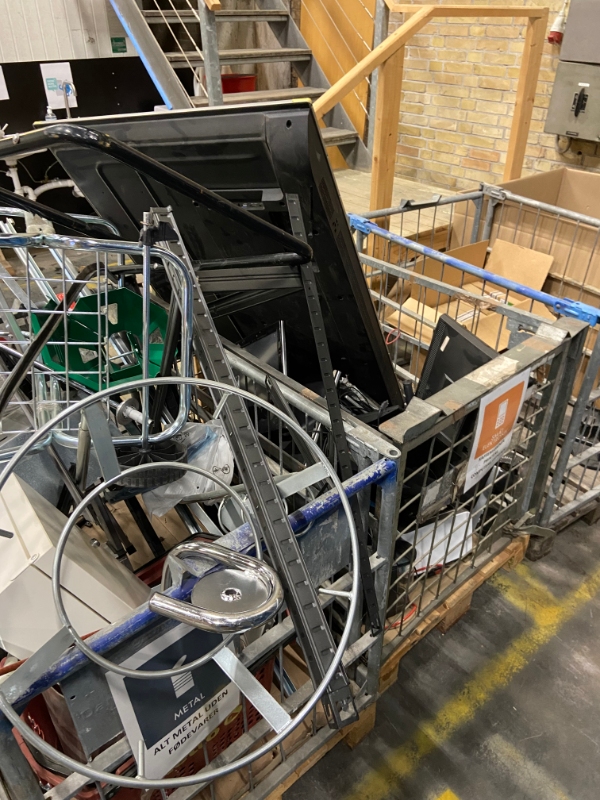 Fjern affald såsom brugte kaffemaskiner, fjernsyn, glas, stiger, osv.