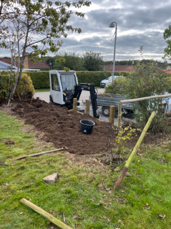 Gravet render til 40-50 meter hæk + flyttet nogle planter