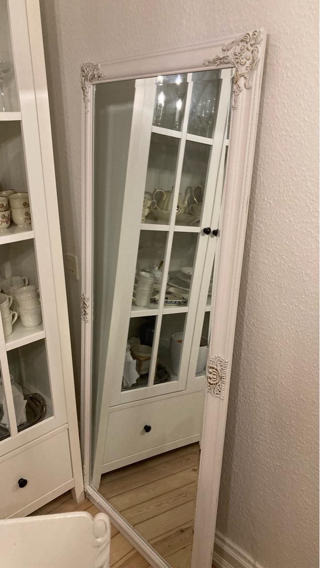 Ophæng af spejl og noget til gardinstang