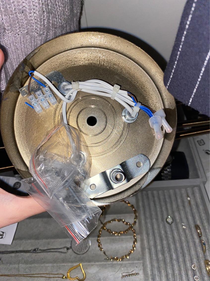 En lampe skal hænges op (2 skruer) + 2 skruer i væggen.