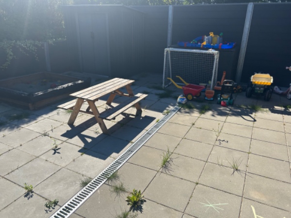 Fjernet ukrudt fra fliseterasse