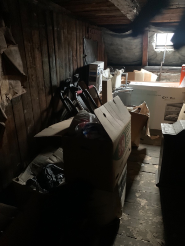 Tømt et loftsrum på ca 12 kvm på 5 sal. Tingene skal tages med.