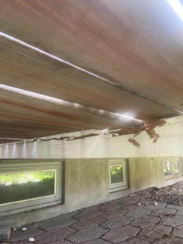 Udskiftning af underlæggende bjælker. Da en er rådnet.