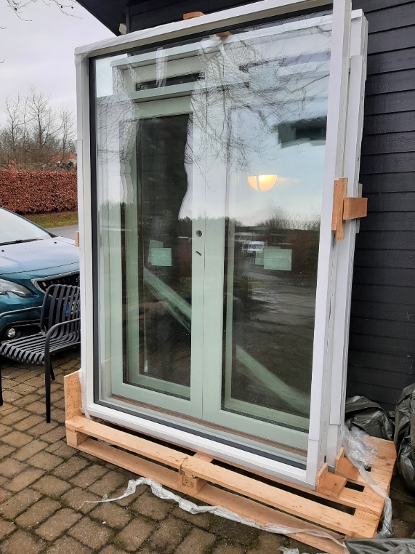 Bære tunge vinduer og døre ind i hus