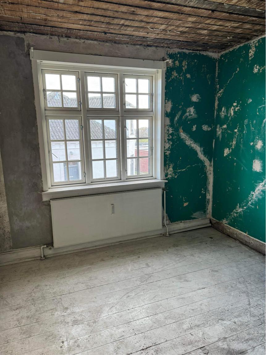 Montering af div. Gips plader og spartling , tapetsering og maling. I mindre rækkehus i Nyborg. 2 mand 3-4 dage.