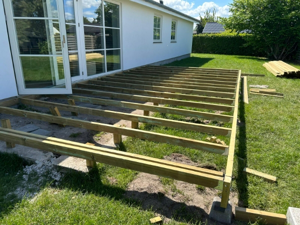 Terrasse 32 m2 med ét trin ned rundt