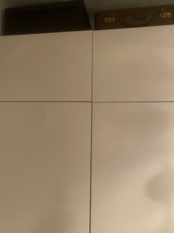 Justeret skabslåger på Ikea garderobeskabe