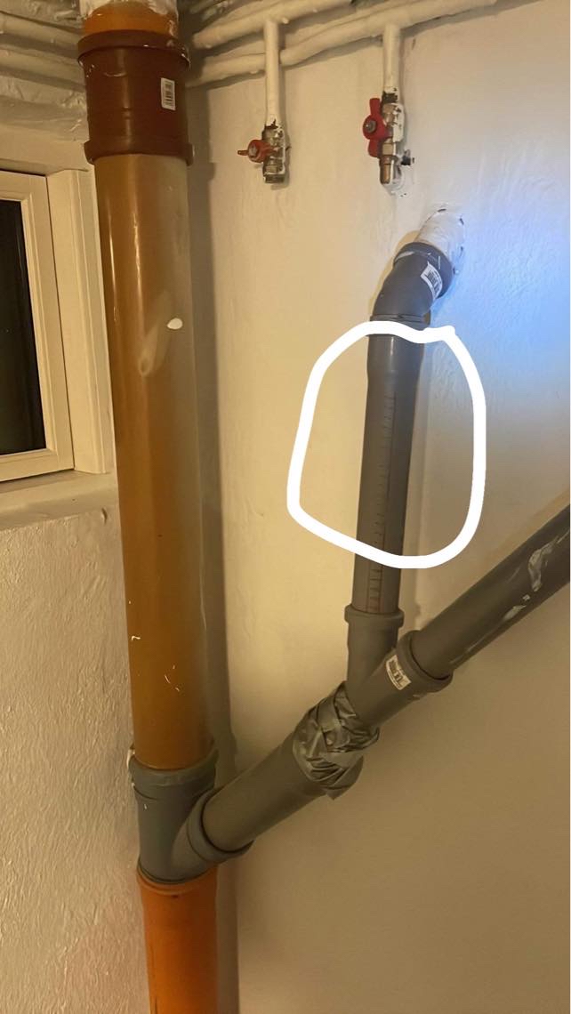 Lavet vandlås på eksisterende rør til afløb i bad