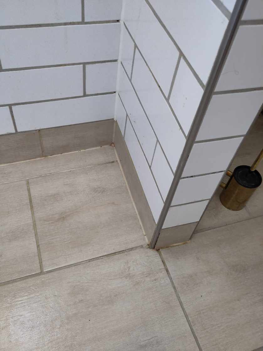 Vi skal have udskiftet gummifuger i 2 brusenicher. Den ene har dimensionerne 85*85 cm.