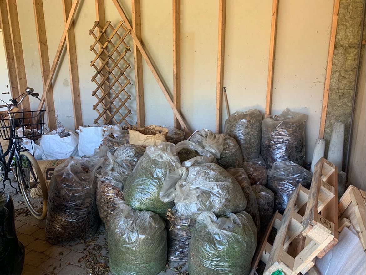 Kør ca 25 sække haveaffald plus noget pap på genbrugspladsen