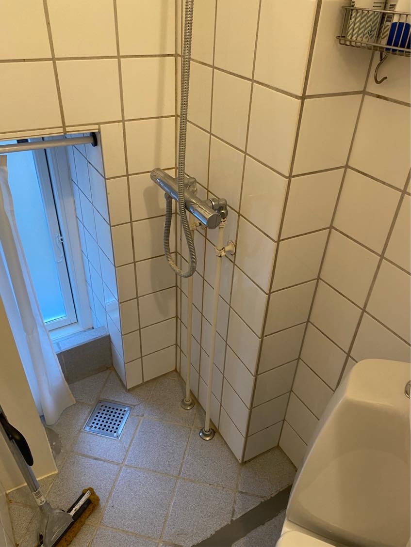 Rør på badeværelse