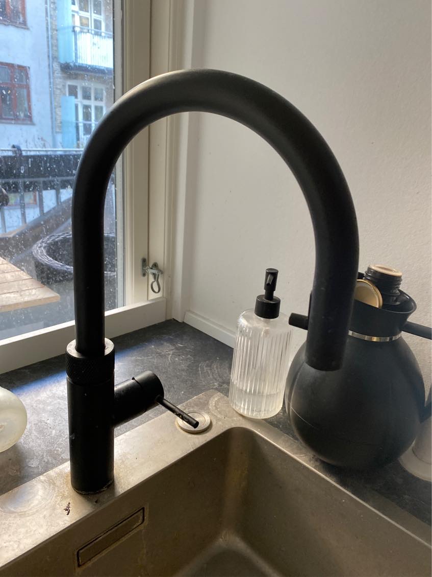 Afmonteret en quooker og påsat en Alm vandhane