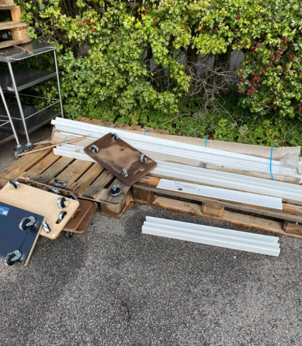 Afhentning af skrald, metal, plast, byggematerialer osv