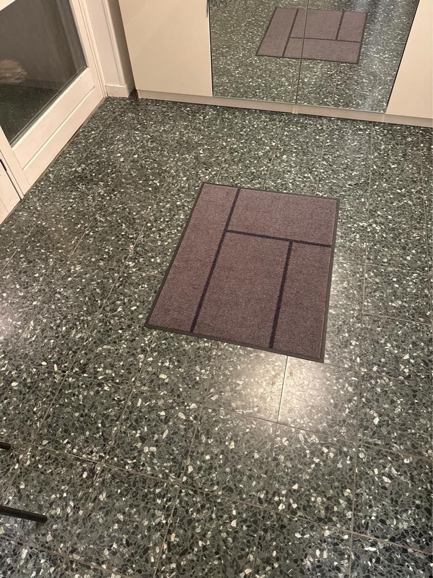 Udskiftning af gamle fliser til nye 60 × 60 fliser i entréen