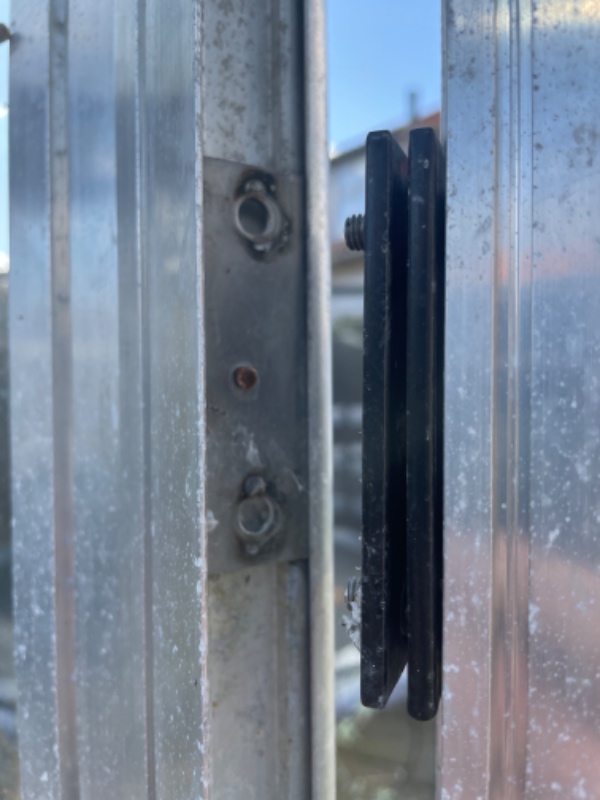 Jeg har et drivhus hvor et af beslagene der holder døren, er knækket af rammen.