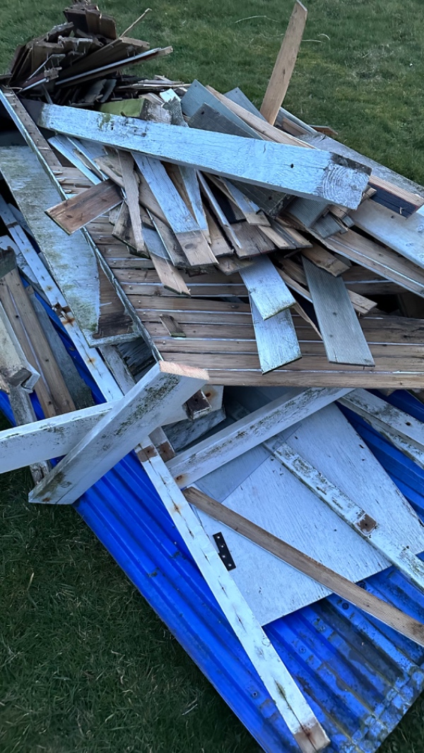 Vi vil gerne have kørt træaffald + lidt plastik væk.