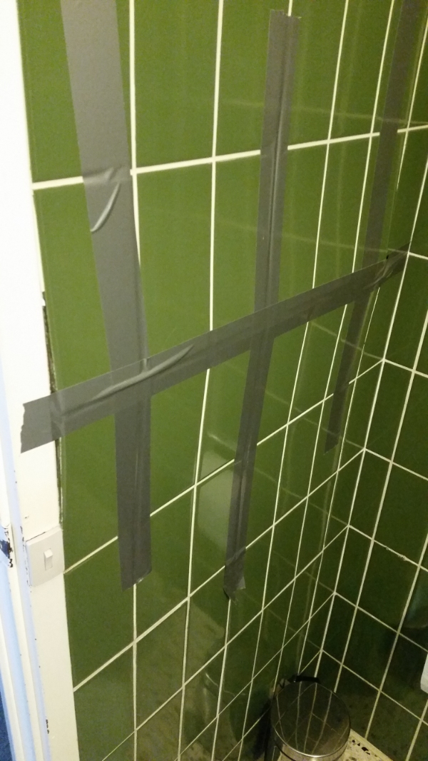 Fliser i badeværelse. Nedtagning og genopsætning.