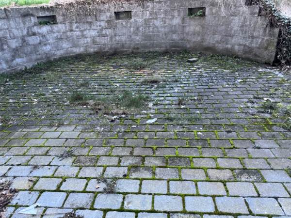 Renset imellem fliser og fejet rundt omkring flisearealer