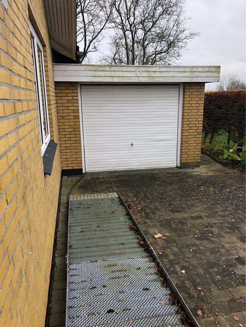 Hjælp til reparation af garageport, stikkontakt, terassedør samt gummitætningsliste omkring vindue.