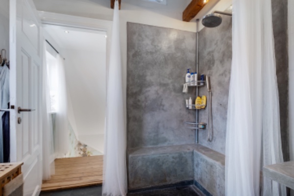 Rengøring af gulv, toiletter og køkken ved indflytning i murermestervilla