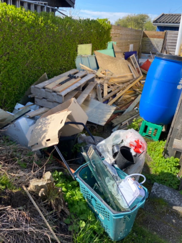 Storskrald, byggeaffald, gamle møbler fra kolononihave i kløvermarken, amager