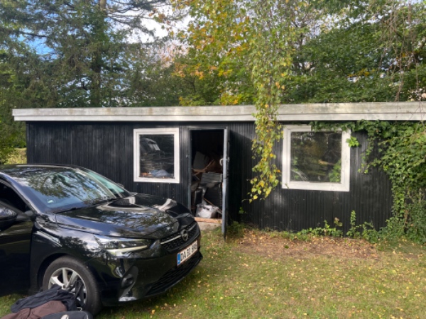 Afhentning af garage fyldt med affald
