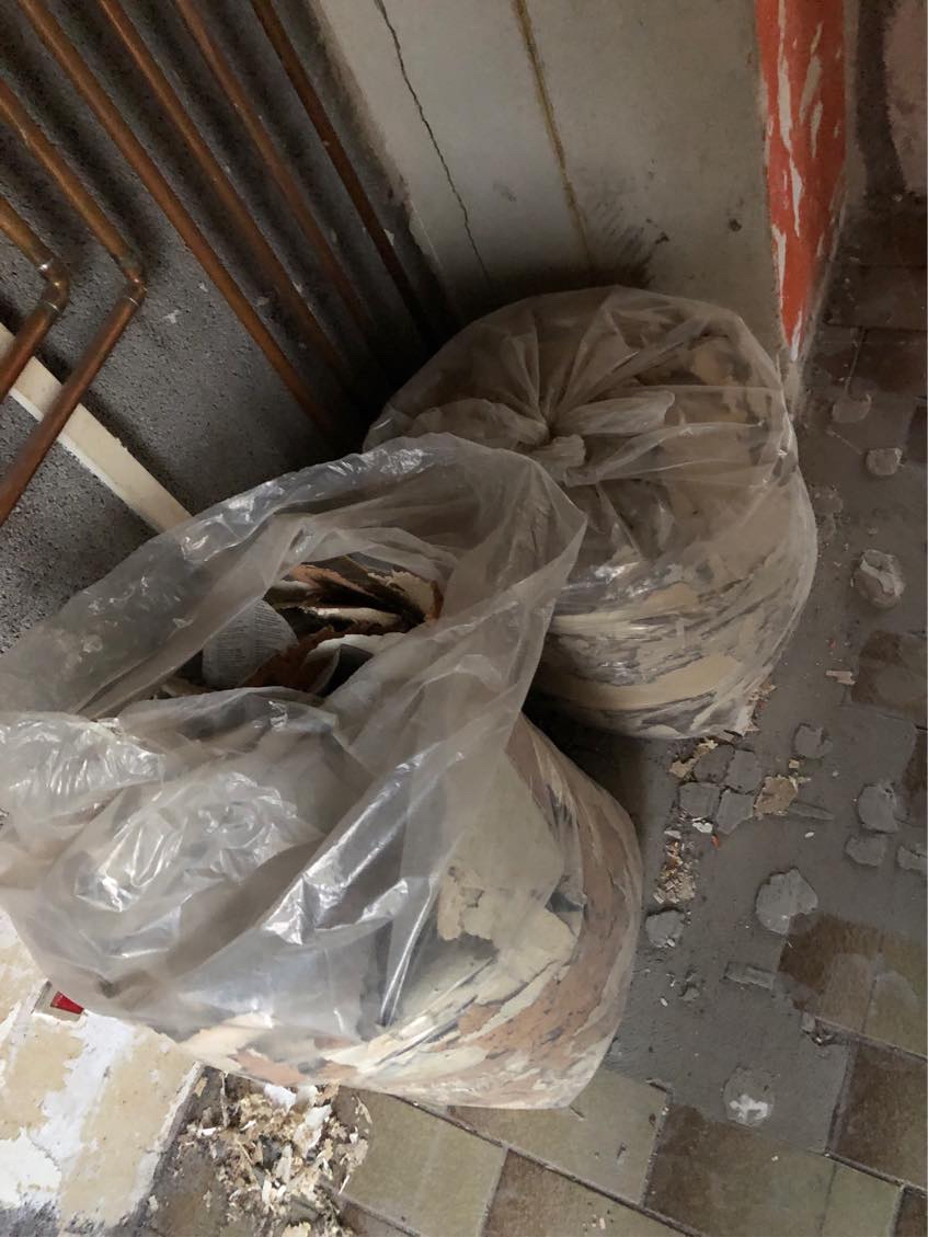 Hjælp til at fjerne nogle sager efter renovering af hus, en bunke leca beton en bunke træ pblidt forbskelling