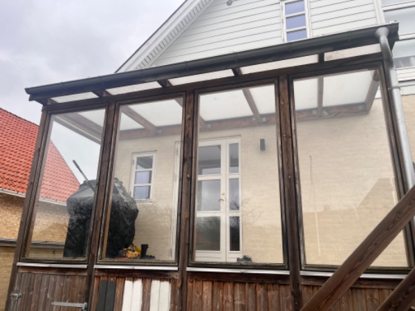 Nedrivning og bortskaffelse af terrasse