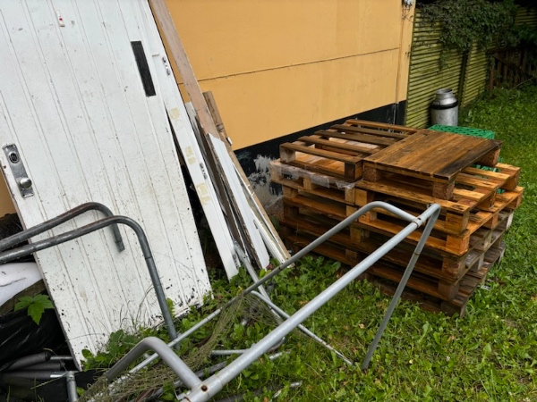 Fjernelse af byggematerialer i baghave